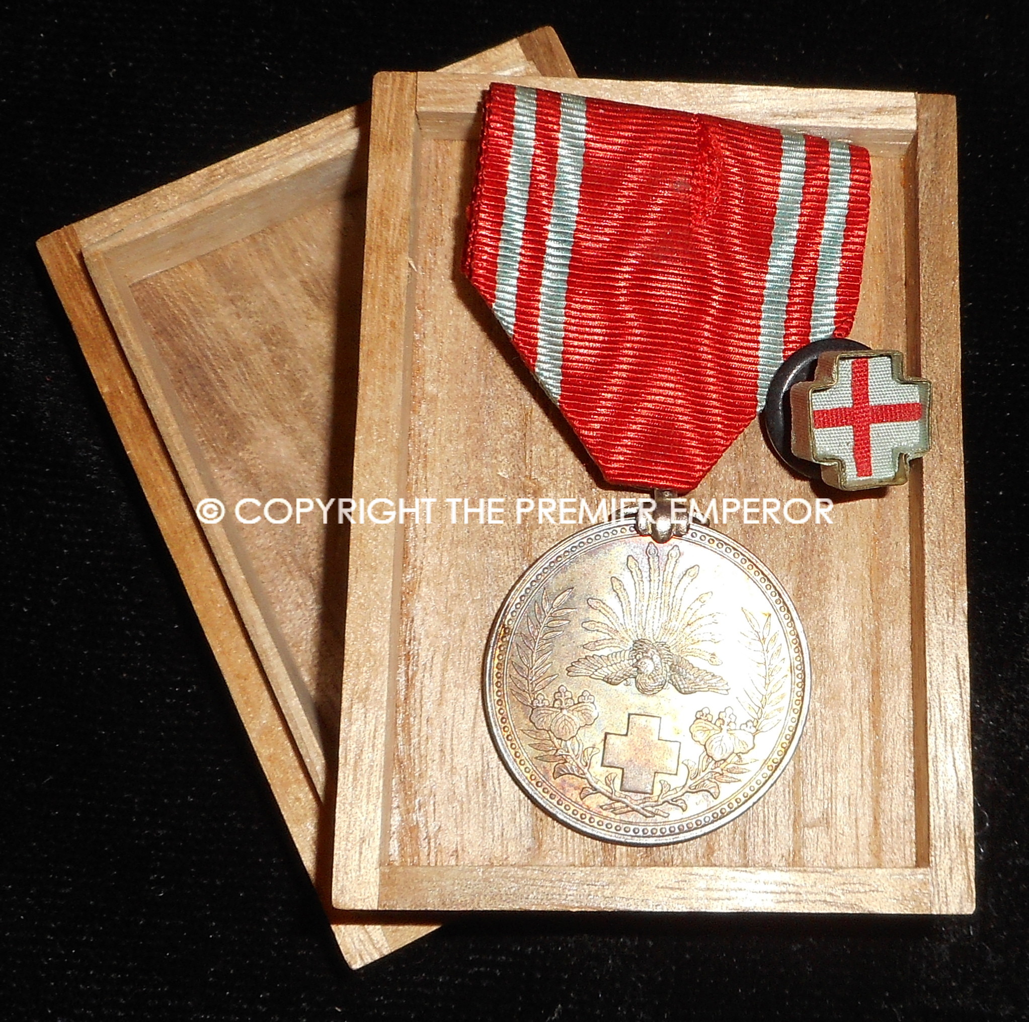 Japan. The Japanese Red Cross Society medal in box of issue. Circa.1939/45