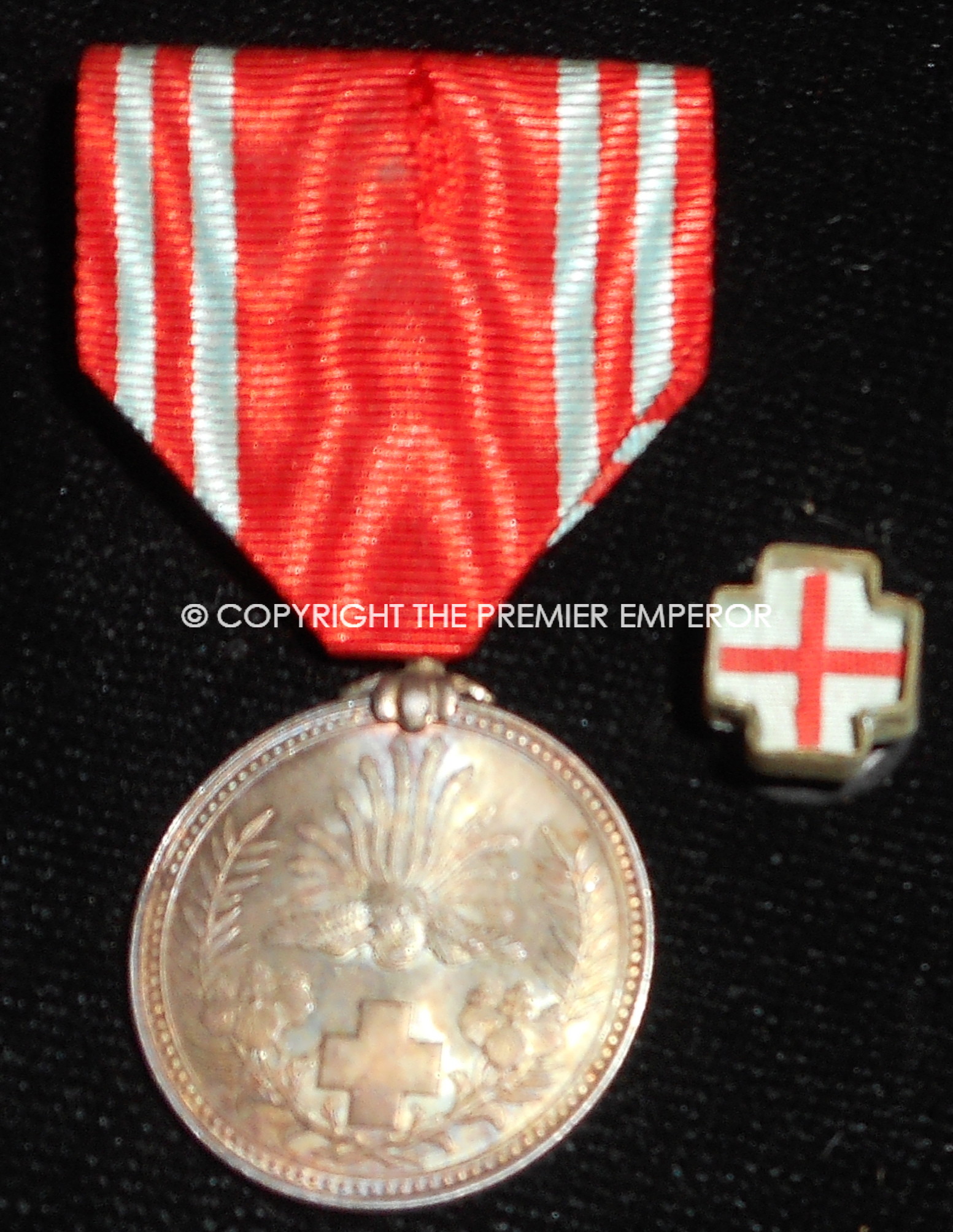 Japan. The Japanese Red Cross Society medal in box of issue. Circa.1939/45